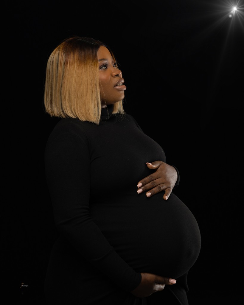 Maternity studio portrait by Javies Photography Studio